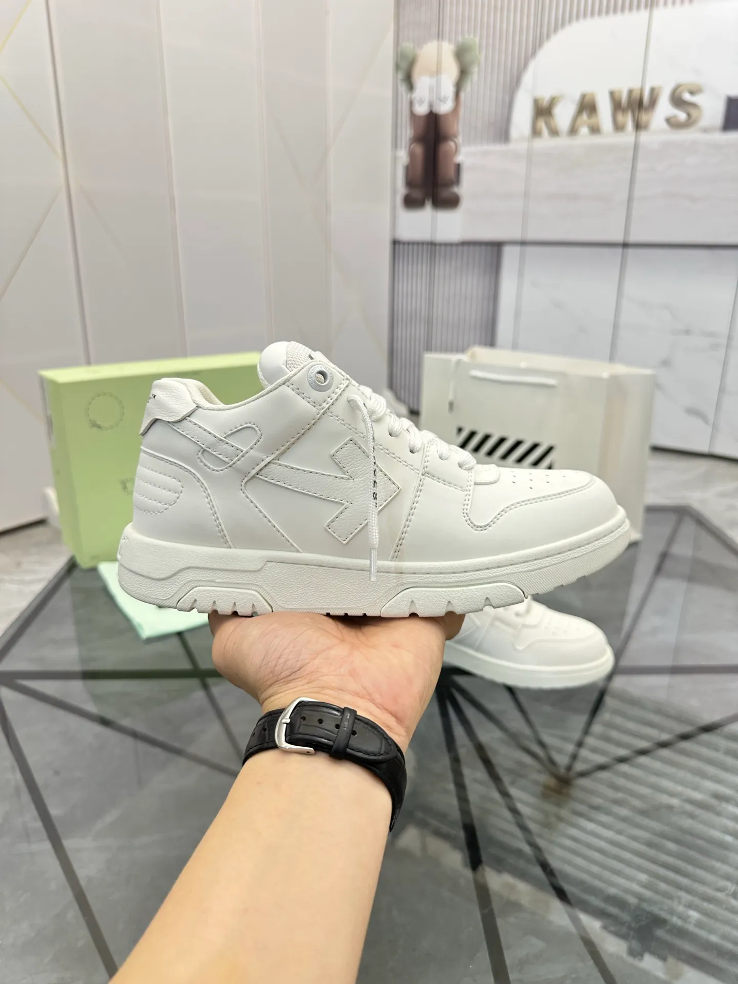 Selling men's shoes 💰: 💰P560¥ High-end top quality (leather buckle plus 10) Product trademark: OFF WHITE * "OFF WHITE*" low-top casual shoes Regular size: 35-45 (can be customized to 46) Couple style Product material: imported first-layer cowhide leather upper, breathable lining, original outsole. No.: H203